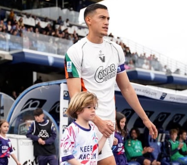 Pemain Venezia dan juga bek Timnas Indonesia, Jay Idzes.  [Instagram]